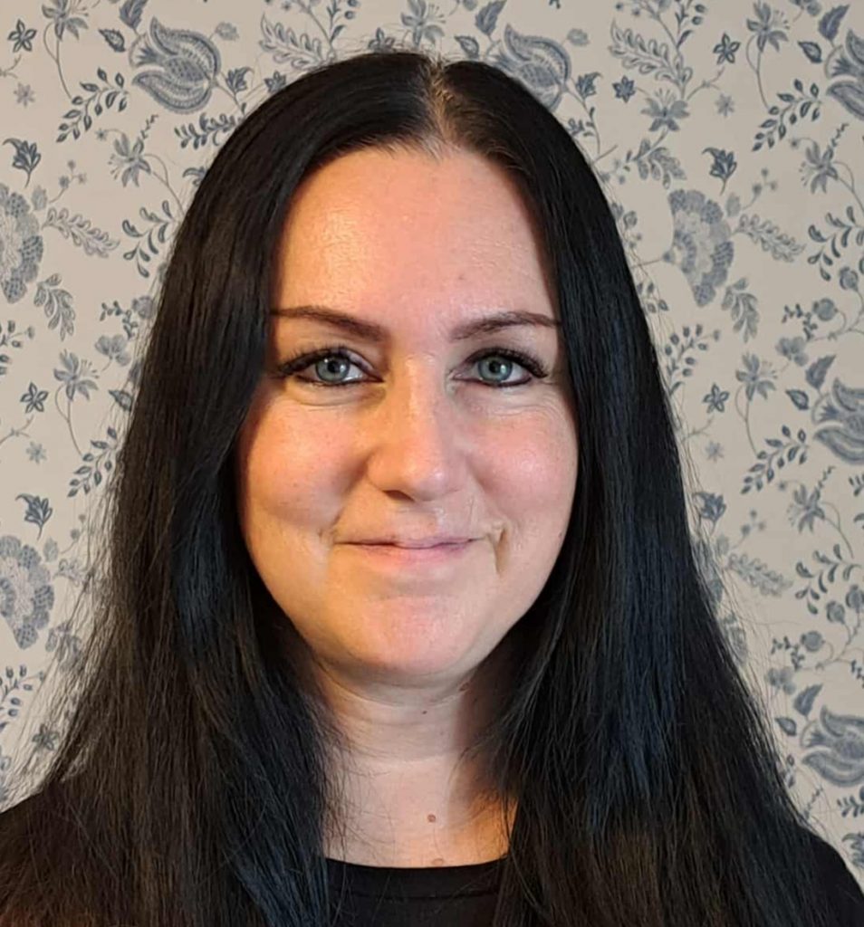 Denna bild har ett alt-attribut som är tomt. Dess filnamn är Sandra-1-1-954x1024.jpg